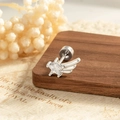 Silberner Ohrstecker mit Stern, Flügel und Edelstein auf Holz und Trockenblumen - Klarer Edelstein Linker Flügel (Einzeln) / Weiß