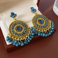 Detailansicht der Vintage-Ohrringe mit blauen Kristallen und Perlenquasten in Goldoptik - Gold Blau