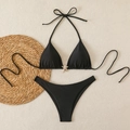 Zwarte tweedelige bikini met een gouden zeester hanger op een geweven strandmatje - S / Zwart