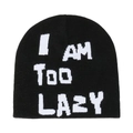 Zwarte gebreide muts met witte I AM TOO LAZY jacquard tekst in een minimalistische stijl - M (56-58cm) / Zwart