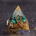 Piramide in resina di cristallo verde con simbolo runico e pietre energetiche - Famiglia - Armonia