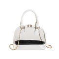 Detailansicht der transparenten PVC-Muscheltasche mit weißem Lederbesatz und Goldkette - Weiß