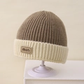 Dettaglio del berretto in maglia invernale con design bicolore e patch in pelle min - Solo Cappello / Verde Militare