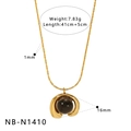 Détail du collier en acier titane doré avec un pendentif géométrique en pierre noire - Style Perle Marron Foncé Dorée (NB-N1410)