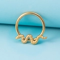 Anello al naso a serpente dorato minimalista per piercing cartilagine su fondo blu - Oro