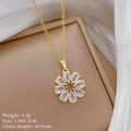 Detailweergave van de draaiende zirkoon bloem hanger ketting met afmetingen en gewicht - Gouden Bloemstijl (F246)