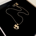 Dettaglio di una collana con ciondolo a cavallo dorato in una scatola regalo di velluto - 5# Oro - Pendente Cavallo 3D