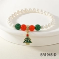 Dettaglio del bracciale di perle natalizio con perline rosso-verdi e ciondolo oro - Stile BR1945-D (Perline di Perla/Ciondolo Albero di Natale)