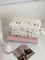 Dettaglio della borsa cosmetica floreale in velluto a coste con trapuntatura a rombi - Borsa ottagonale in velluto a coste con fiori giallo mandorla