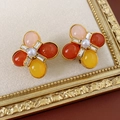 Macro-opname van vintage oorstekers met kleurrijke edelstenen en een parel - Roze Geel Color Blocking (S925 Zilveren Pin Gouden Basis)