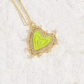 Collana con pendente a cuore dorato con smalto verde neon e doppia fila di zirconi - Giallo