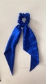 Elastico scrunchie in raso blu reale con nastri lunghi e trama di seta - Blu Scuro Satinato Lucido
