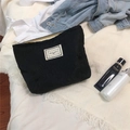 Dettaglio trousse nera trapuntata in jacquard con etichetta in tessuto Time to Party - Nero