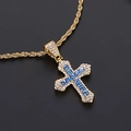 Détail macro d'un pendentif croix dorée avec pierres bleues et bordure en zircon - Collier Croix Zirconia Bleu Or