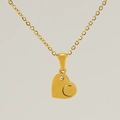 Collar de acero bañado en oro con colgante de corazón letra C e incrustación de circón - Letra C
