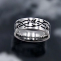 Vista macro dell'anello in acciaio al titanio argento con motivo a filo spinato nero punk - US 7 / Anello Filo Spinato