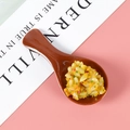 Cuillère miniature marron avec modèle de macaronis colorés sur un fond rose et blanc - Bois Foncé-Riz Frit