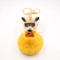 Dettaglio ciondolo bulldog dorato con occhiali da sole e pompon giallo per borsa - Arancione
