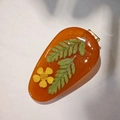 Pinza de resina hecha a mano con hojas de helecho reales y flores amarillas en naranja - Caramelo