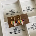 Boucles d'oreilles cœur arc-en-ciel avec émail coloré sur crochets dorés - Anneau Arc-en-ciel Or 16K