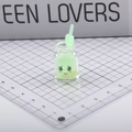 Llavero de botella de dibujos animados verde luminoso con expresión linda y mini pajita - Verde