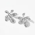 Minimalistische silberne Ohrstecker in unregelmäßiger fünfblättriger Blumenform aus Edelstahl - Silberner Stil (D2965)