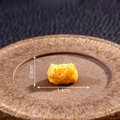 Miniatura de muslo de pollo frito en resina amarilla con dimensiones de 0.9x1.4cm - Nugget de pollo