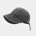 Detalle de sombrero de sol de mezclilla gris lavado con cordón ajustable - Ajustable / Negro