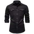 Dettaglio camicia in denim nero con doppie tasche sul petto ed etichetta della taglia M - S / Nero