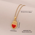 Gouden roestvrijstalen ketting met een rode emaille hartkroon hanger op de achtergrond - 4# Hart