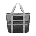 Dettaglio della borsa da spiaggia in rete nera con manici grigi e tasche multifunzionali - 42*38*20cm / Grigio
