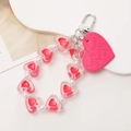 Portachiavi con ciondolo a cuore in acrilico, perle e chiusura a moschettone su sfondo bianco - Ciondolo a Cuore in Smalto Rosso Rosa K1249