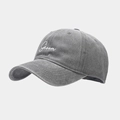 Dettaglio del ricamo bianco 'Groom' su un cappellino da baseball in cotone grigio lavato - Regolabile / Grigio
