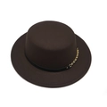 Détail d'un chapeau en feutre marron foncé à bord plat avec chaîne dorée et ruban - M (56-58cm) / café