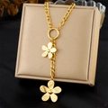 Dettaglio della collana in acciaio dorato con due ciondoli a forma di fiori irregolari - Stile A Doppio Fiore (N3267)