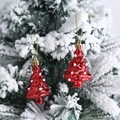 Dos adornos navideños en forma de árbol rojo colgados de una rama de pino nevada - Árbol de Navidad / 2 Piezas/Juego