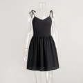 Detalle de un vestido de algodón negro con lazos en los tirantes y un dobladillo de línea A - XS / Negro