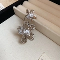 Detalle de anillo de flor con pliegues irregulares y perla en caja de regalo de terciopelo - Estilo de Flor / Plateado