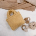 Mini sac à main en polaire jaune gingembre avec chouchous assortis sur fond de tissu doux - Chameau Clair