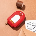 Porte-monnaie pingouin rouge texture lychee et fermeture éclair dorée sur fond rustique - Manchot Rouge