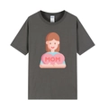 T-shirt en coton gris foncé avec une fille tenant un cœur rose marqué MOM - XS / Haut avec fille de dessin animé serrant un cœur / Gris foncé