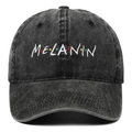 Dettaglio ravvicinato del ricamo MELANIN su cappello da baseball in denim grigio scuro - Nero