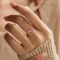 Anello elegante in argento S925 con zircone rosa rettangolare e diamanti sulla mano - US 6 / Rosso Rubino