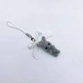 Détail d'un pendentif chat floqué gris avec un nœud en ruban blanc et un fermoir - Lapin Gris