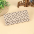 Lange cremefarbene Klappbörse mit braunem geometrischem Blumenmuster aus hochwertigem PU - Beiges Gitterblumenmuster