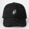 Detalle de gorra de algodón desgastada con bordado de mano de calavera y una rosa roja - Talla única / Negro
