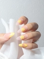 Lange amandel kunstnagels met gele French tips en kleine bloemmotieven erop - Gele Bloem French Tip Amandelstijl (Lijm Type) (Y-111)