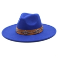 Dettaglio cappello di lana blu reale con cintura in pelle marrone e borchie argentate - Adulto 56-59cm / Blu