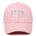 Dettaglio del ricamo rosa 1989 su un cappellino da baseball in tela di cotone di qualità - Rosa