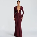 Elegante abito lungo bordeaux con scollo a V profondo, dettagli arricciati e taglio a sirena - S / Borgogna